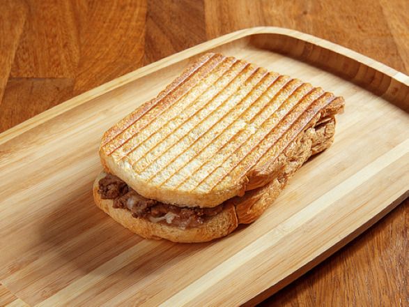 Kavurmalı Kaşarlı Tost(Ayvalık Ekmeğine)