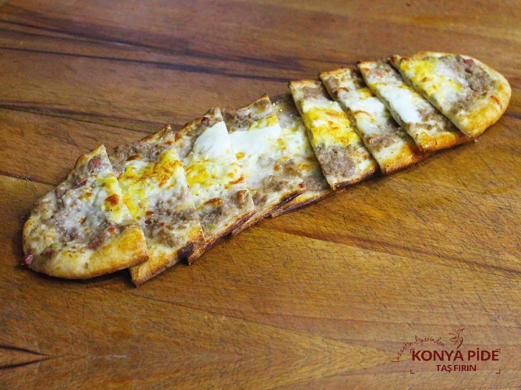 Kıymalı Kaşarlı Yumurtalı Pide