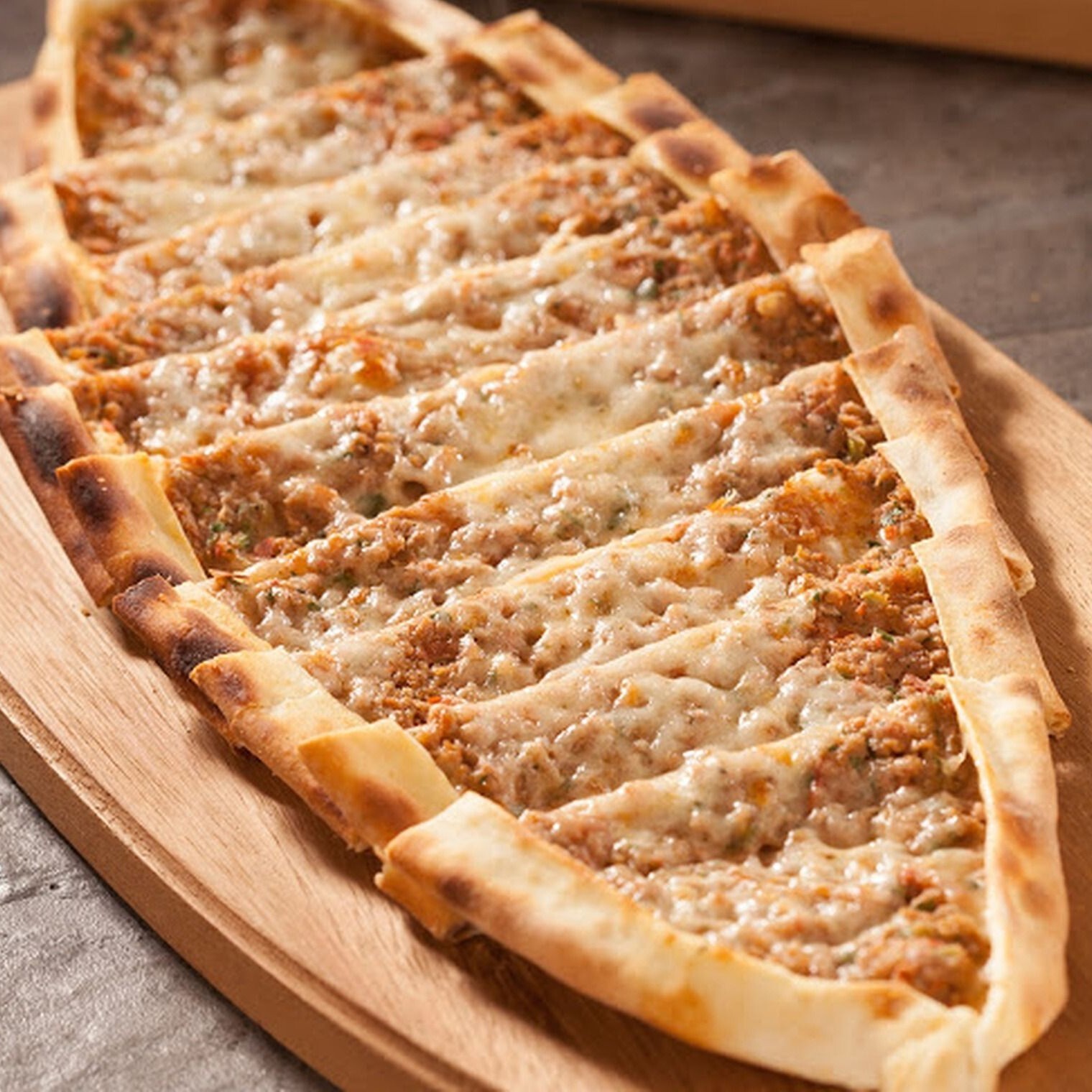 Kıymalı Kaşarlı Pide