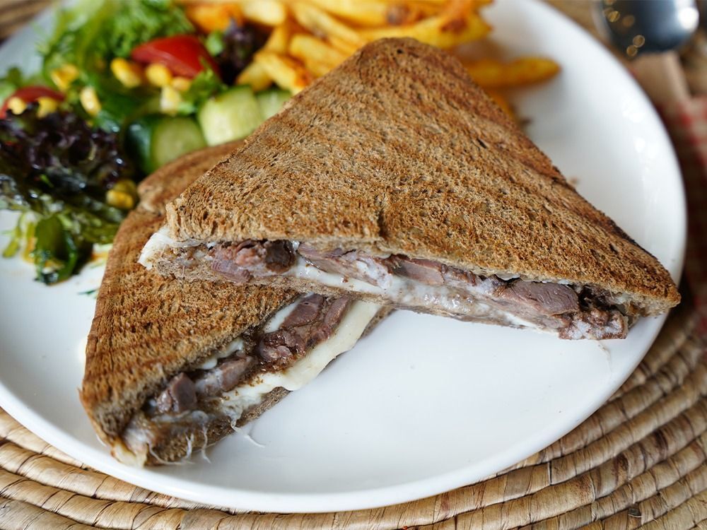 Kavurmalı Kaşarlı Tost