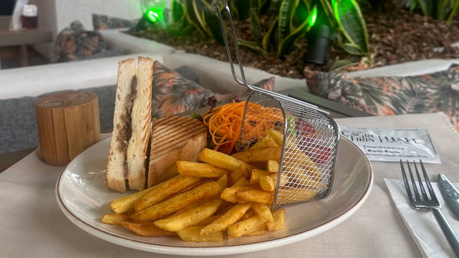 Kavurmalı Kaşarlı Tost