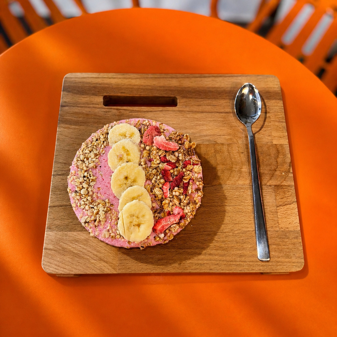 Çilek ve Muz Granola Bowl