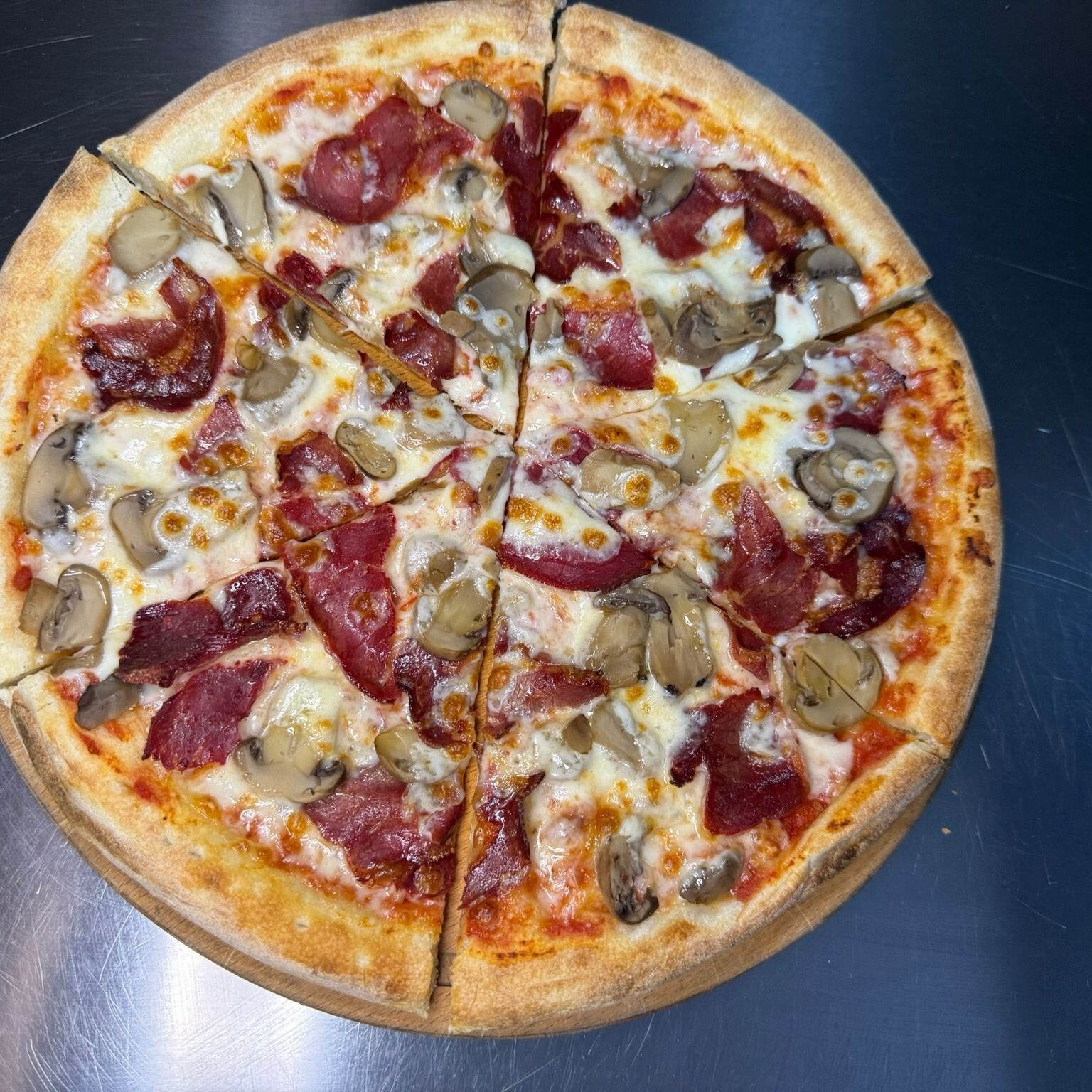 Fümeli Pizza + Patates Kızartması (orta boy) + İçecek Menü