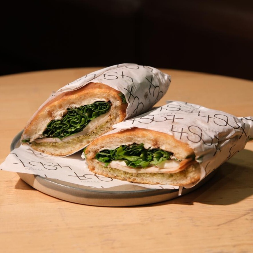 Pesto Soslu Hindi Füme Focaccia Sandviç