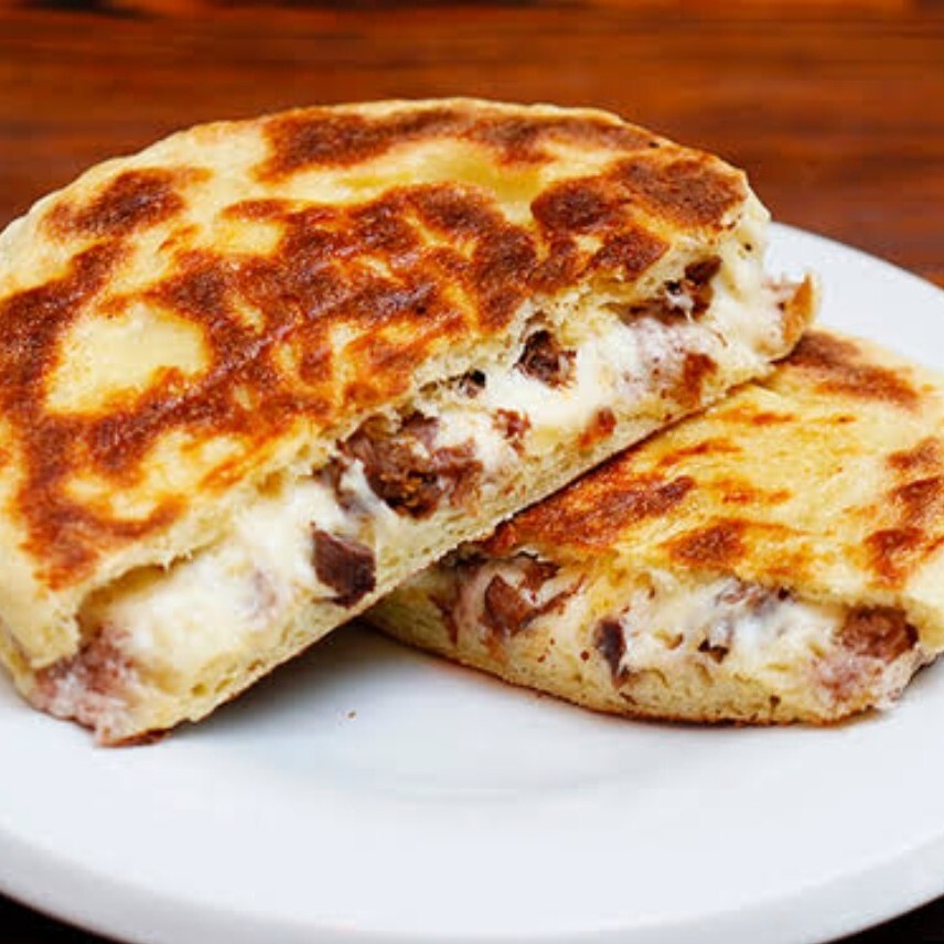 Bazlama Kaşarlı Kavurmalı Tost