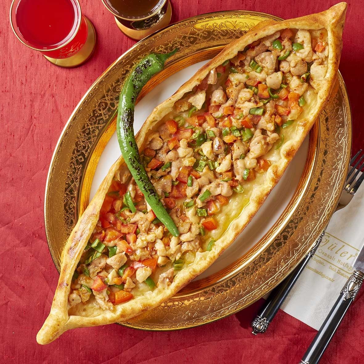 Kuşbaşı Tavuklu Kaşarlı Pide