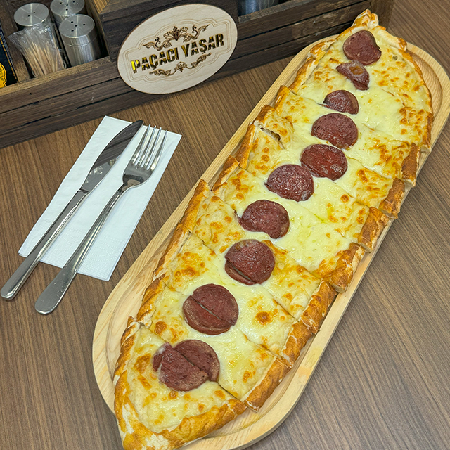 Kaşarlı Sucuklu Pide
