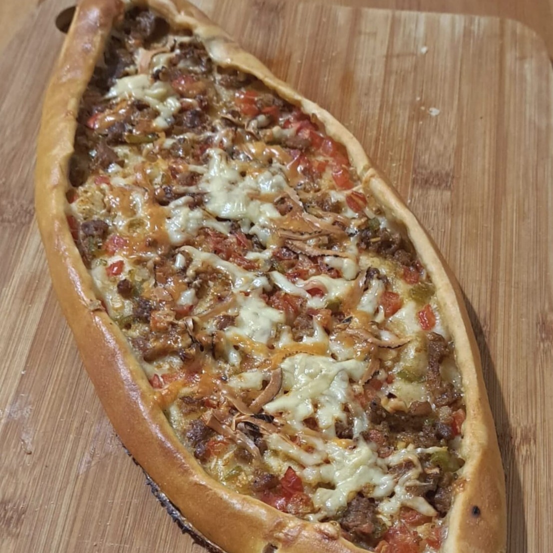 Kuşbaşılı Kaşarlı Pide