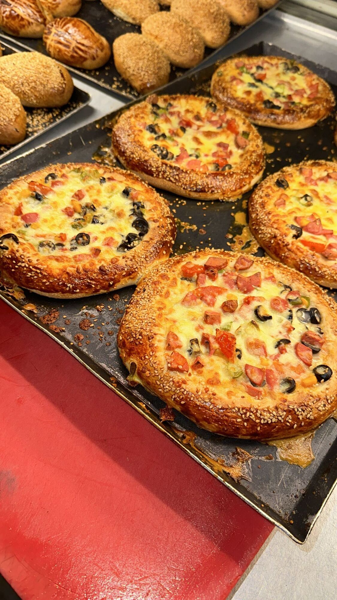 PİZZA (pizza sos sosis domates biber mısır kaşar)