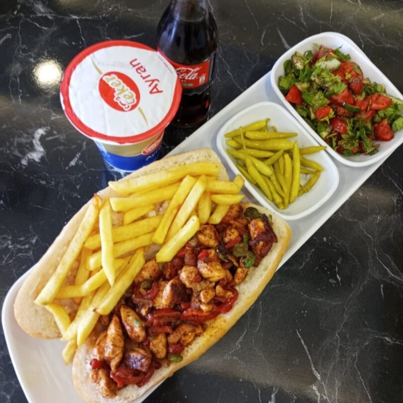 sandviç arası köri soslu tavuk menü