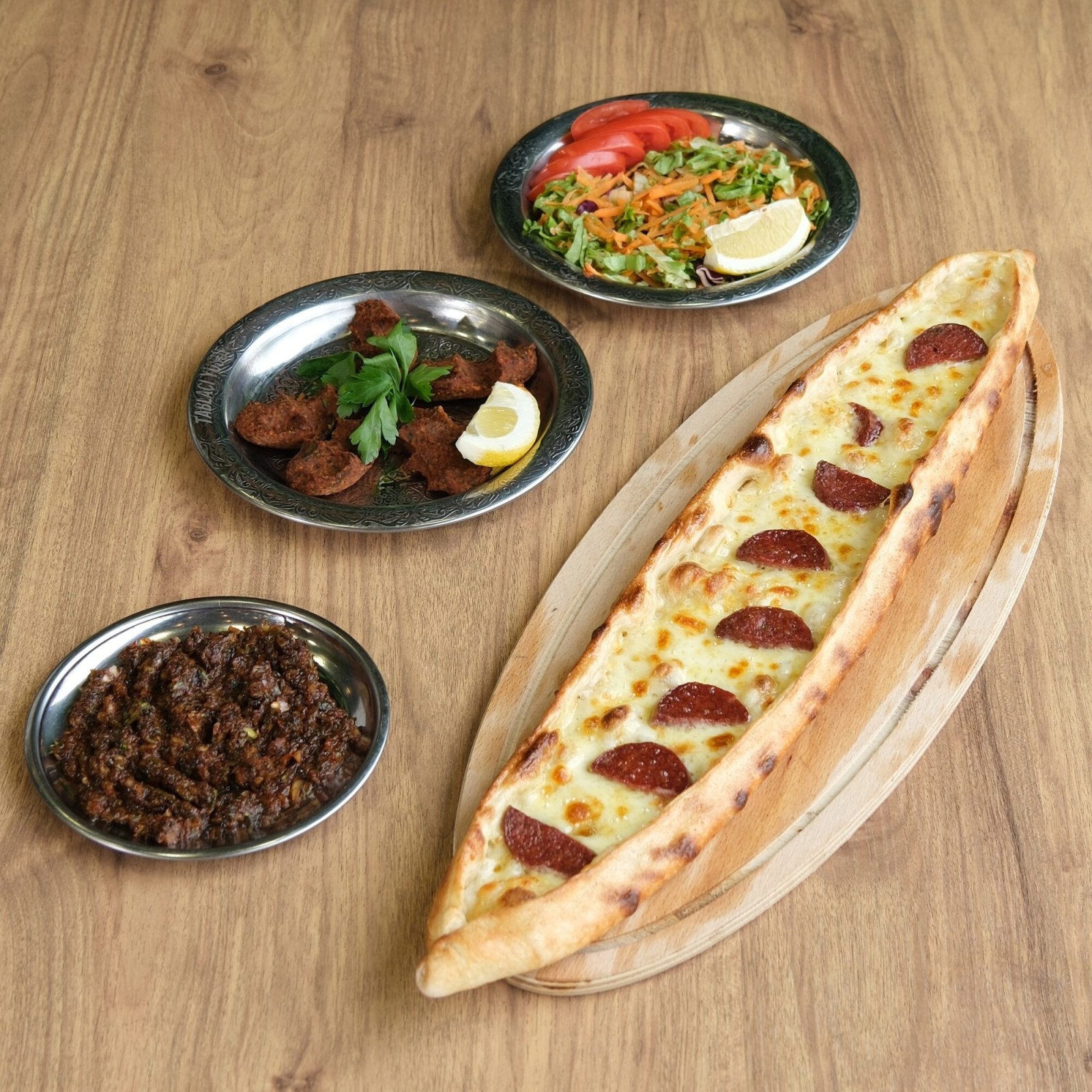 Kaşarlı Sucuklu Pide