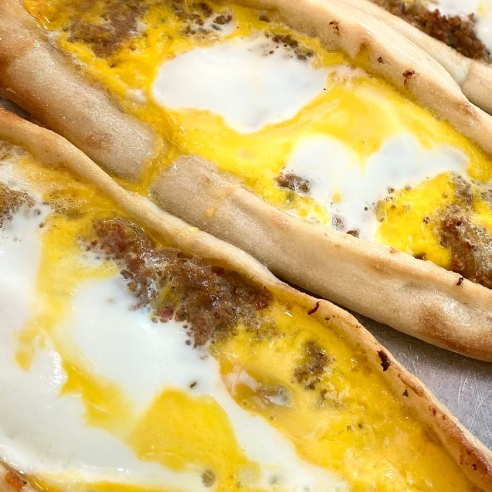 Kıymalı Yumurtalı Pide
