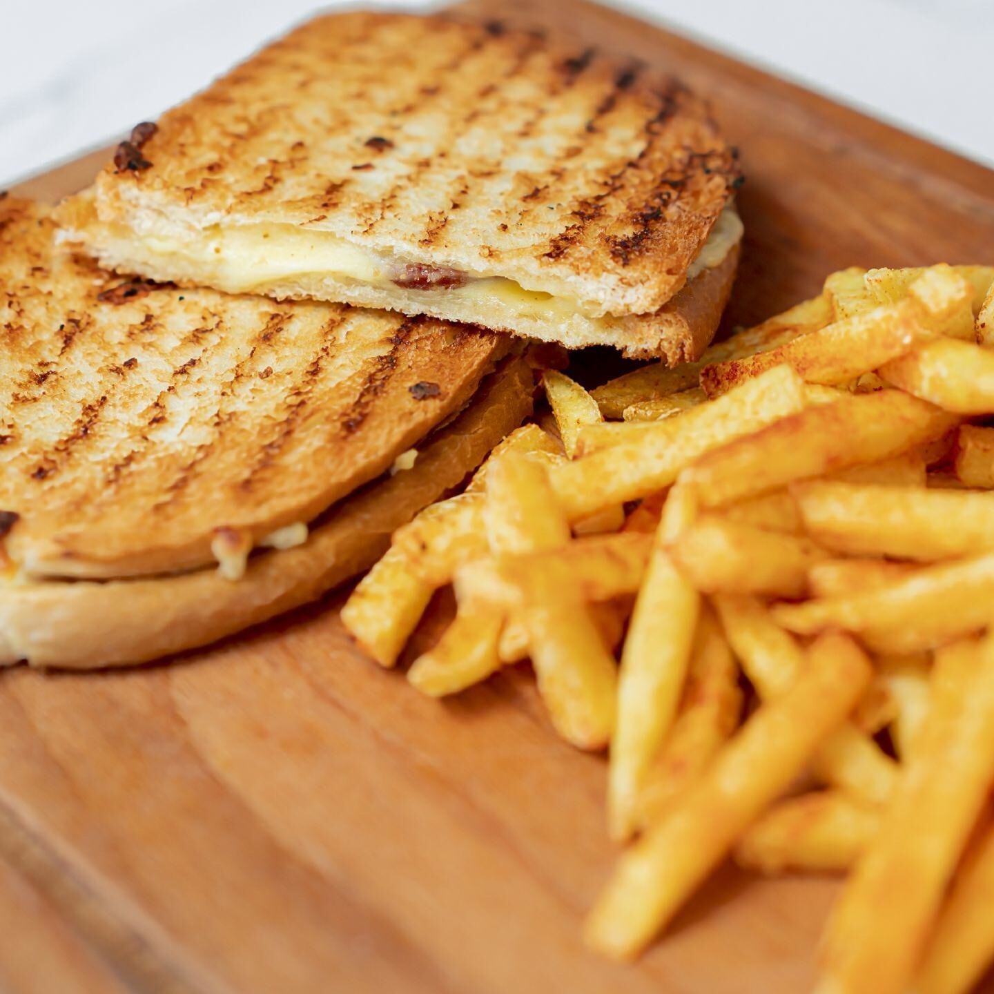 Üç Peynirli Tost