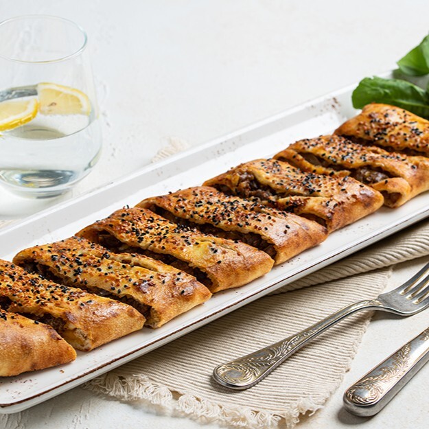 Kuğu Spesiyal Etli Pide