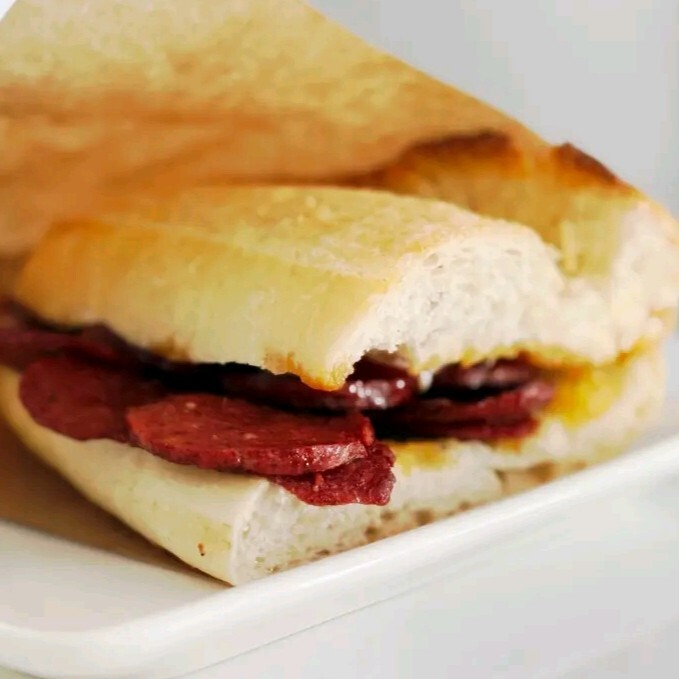 Kaşarlı Sucuk Ekmek
