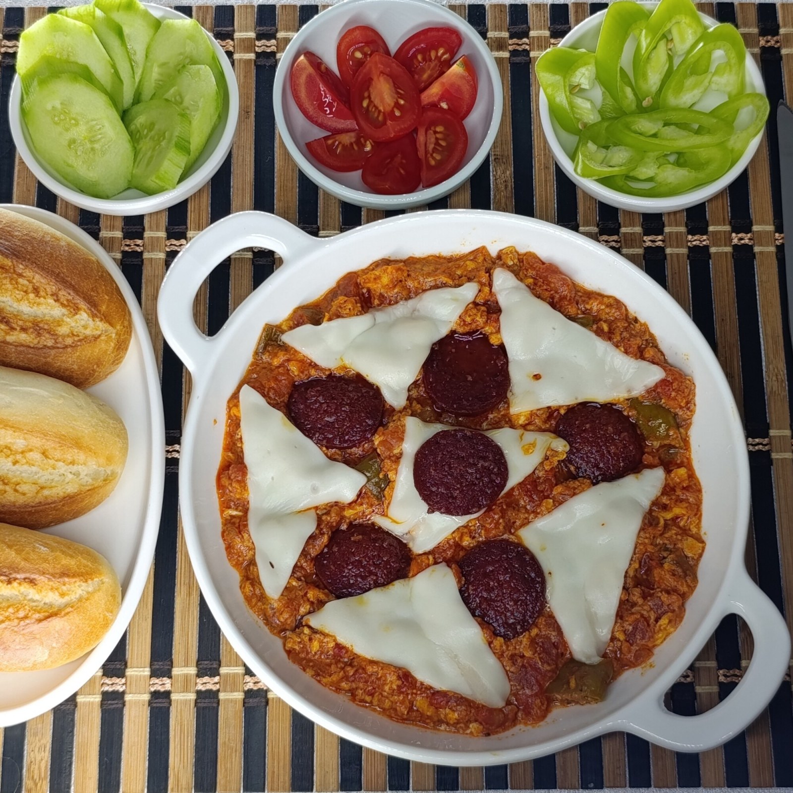 Sucuklu Kaşarlı Menemen +coca cola
