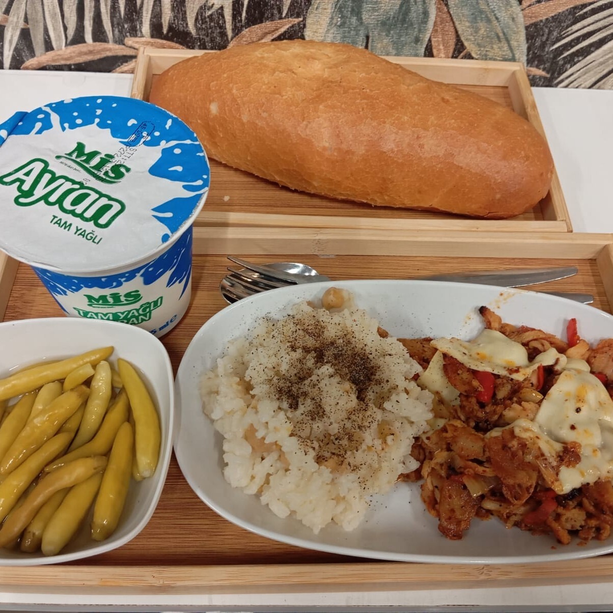 Pilav Üstü Döner + Ayran (17 cl.)