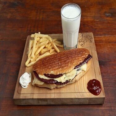 Karışık Yumurtalı Tost Patates Küçük Ayran Menü
