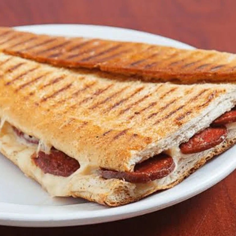 Yarım Ekmek Arası Sucuklu Tost
