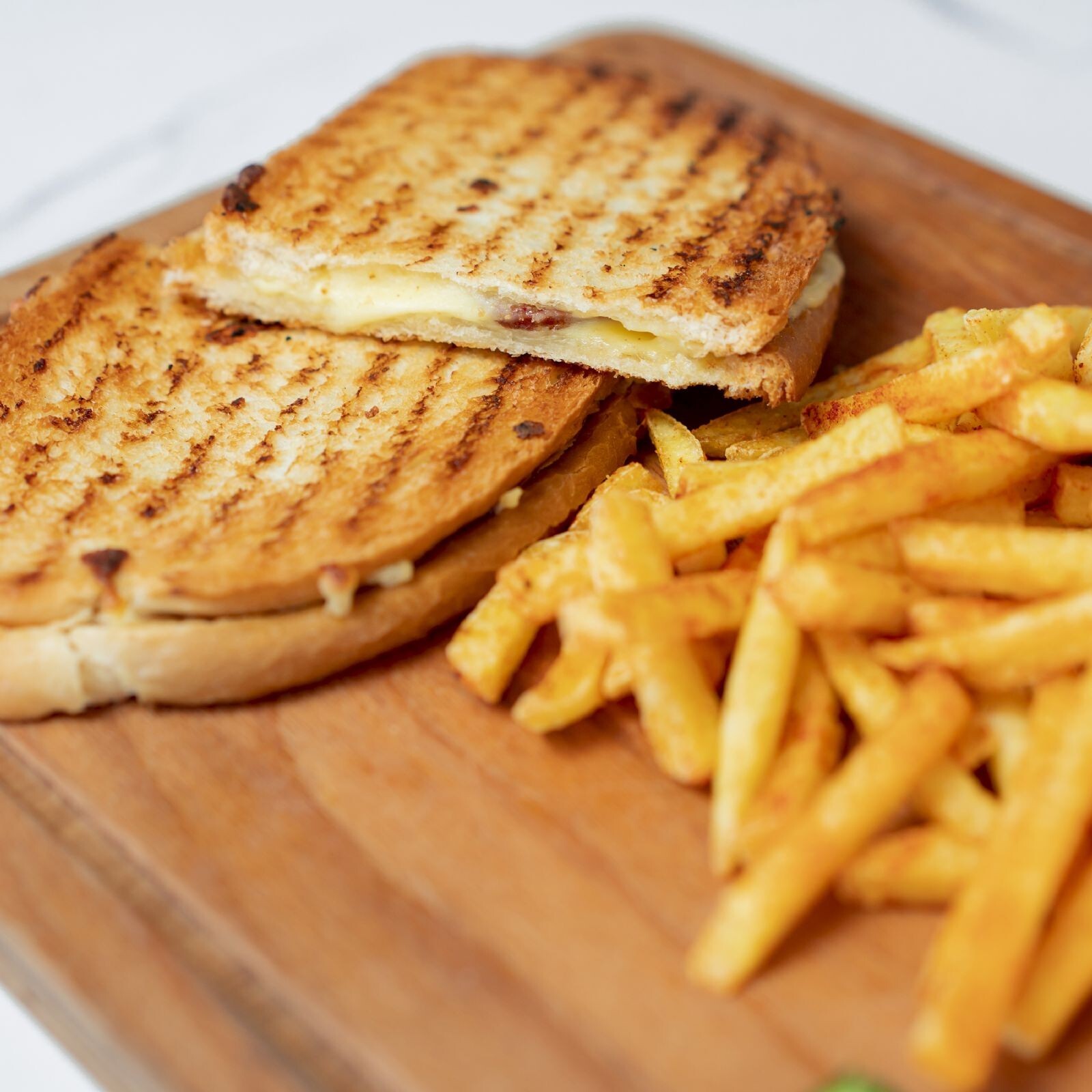 Tost Ekmeğine Kaşarlı Tost Patates Menü