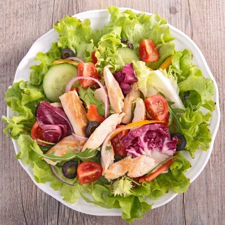 Diyet Dostu Tavuklu Mevsim Salata