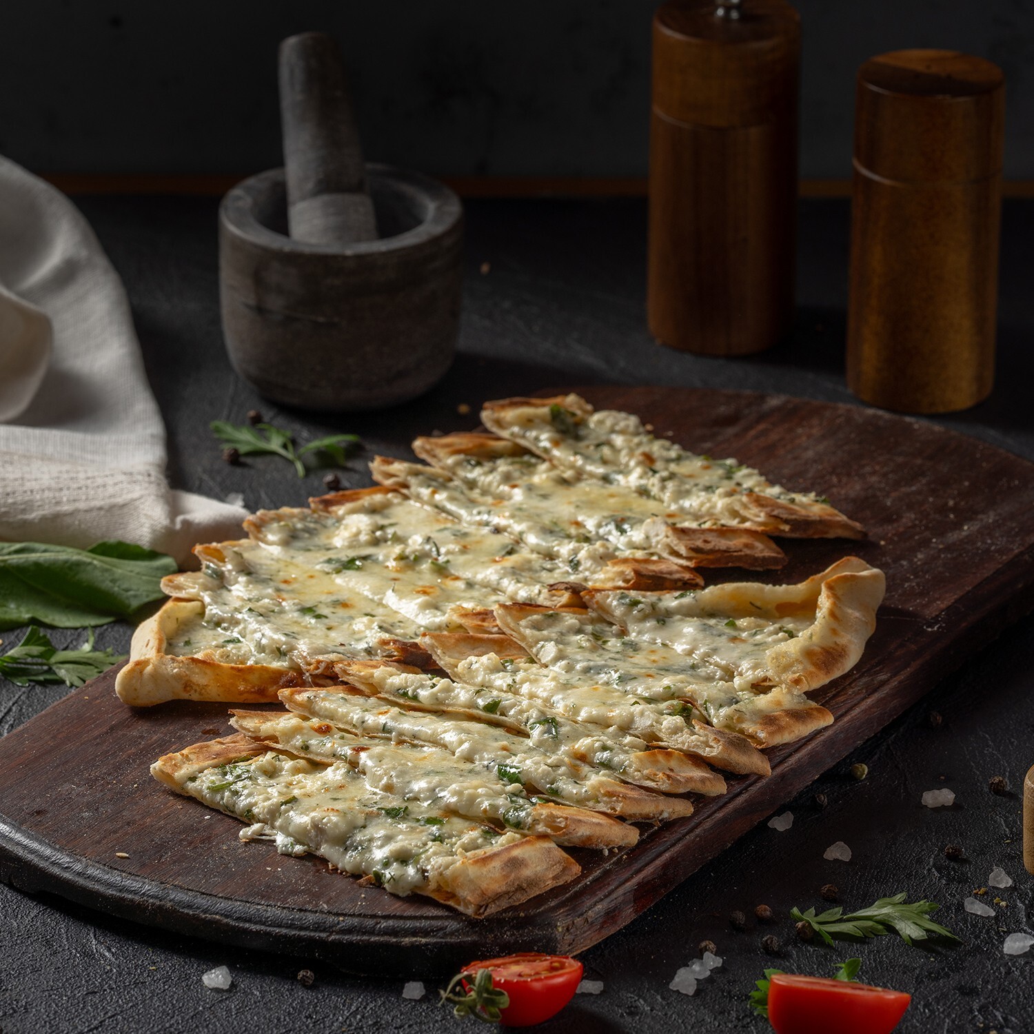 Dört Peynirli Maydanozlu Pide