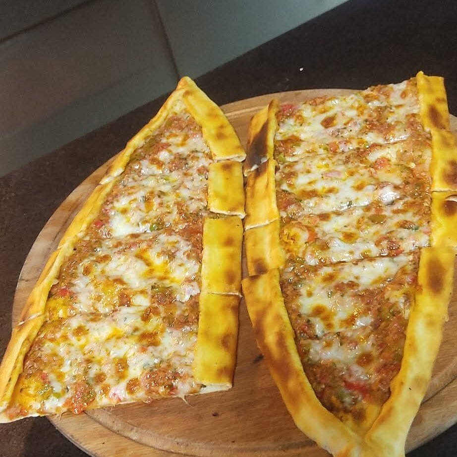 Kuşbaşılı Kaşarlı Pide