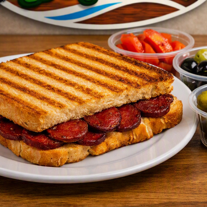Sade Sucuklu Tost