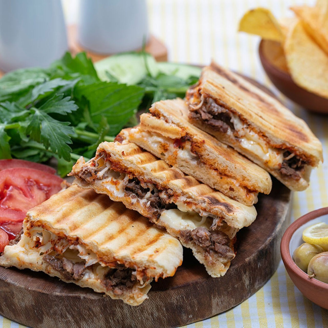 Bazlamada Kavurmalı Kaşarlı Tost