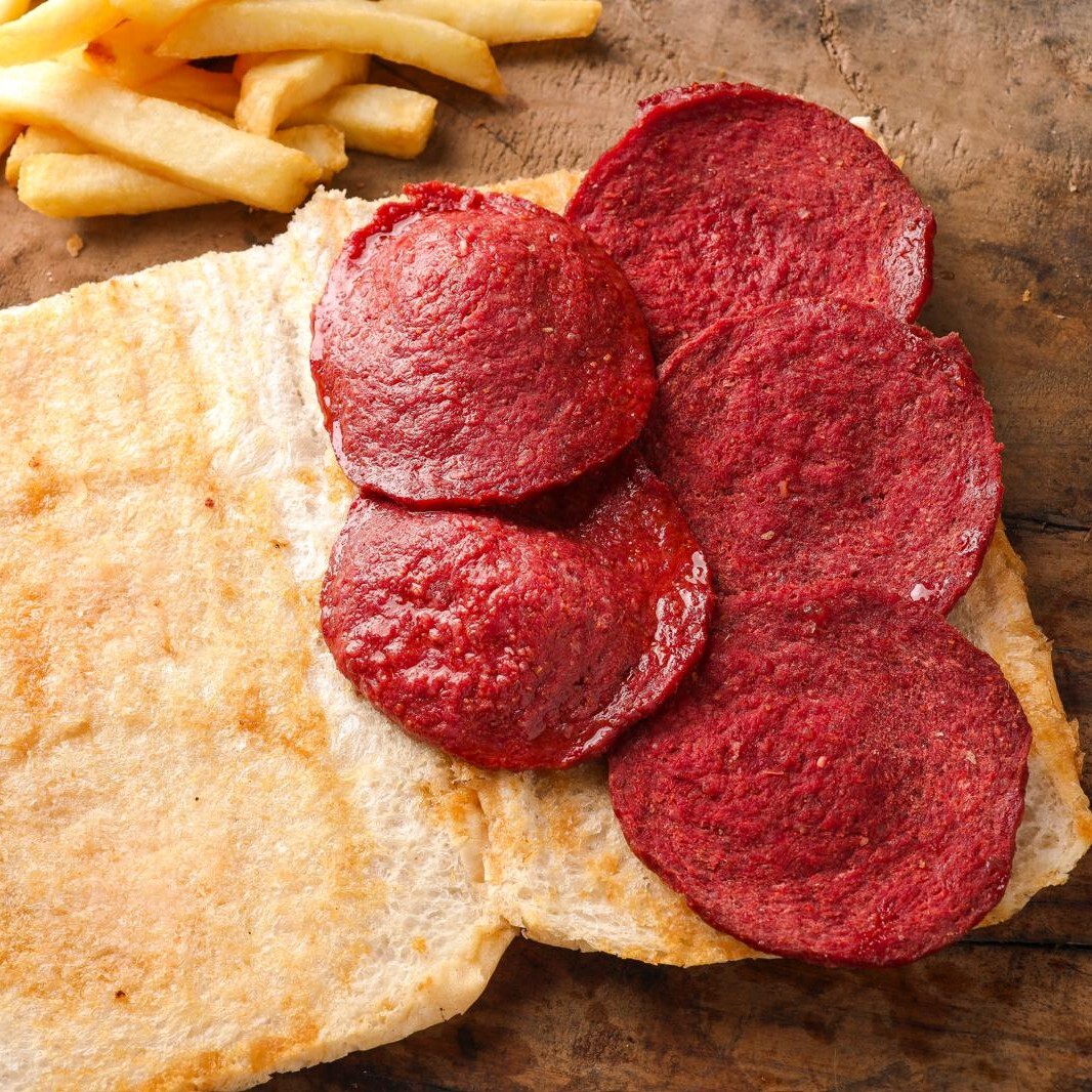 Yarım Ekmeğe Bol Sucuklu Tost