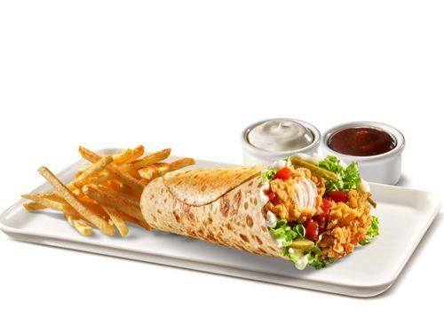 Tortilla Ekmeği Arasında Baharatlı Tavuk Parçaları Menü