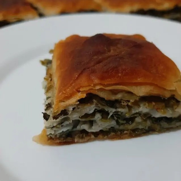 Otlu Peynirli Tepsi Böreği