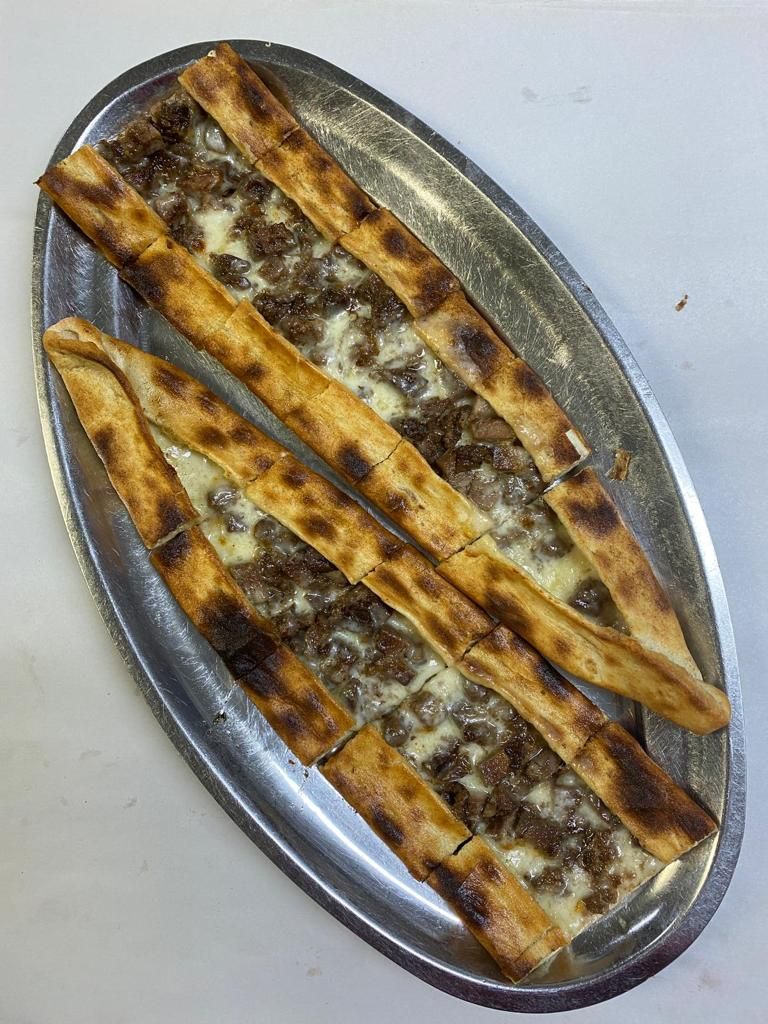 Kavurmalı Kaşarlı Pide + Coca-Cola (33 cl.)