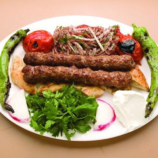 Adana Kebap Dürüm yanında ezme közlenmiş biber ikramdır