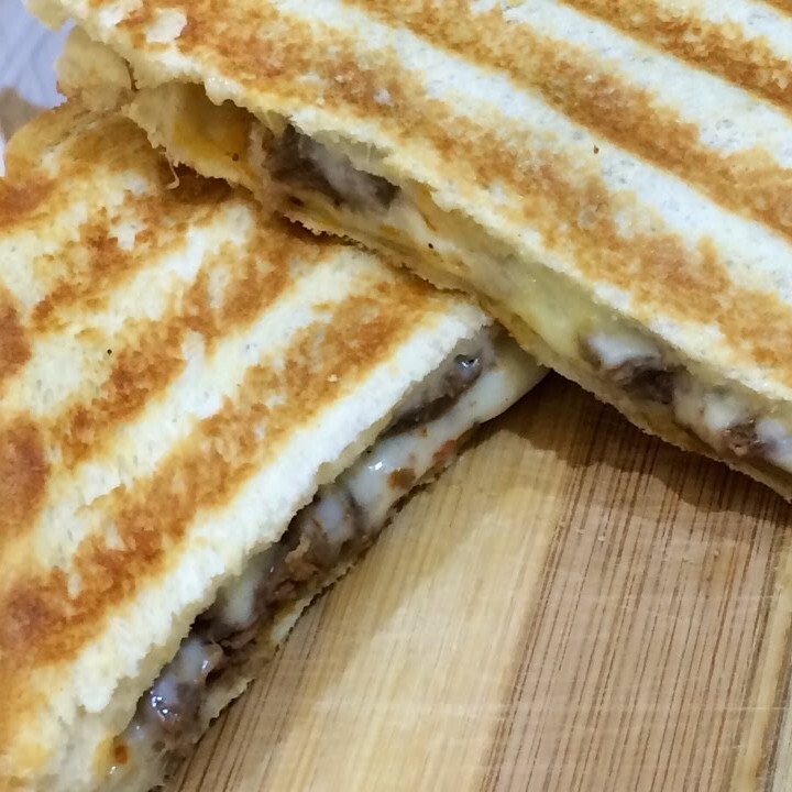 Büyük Boy Kavurma Kaşarlı Tost (Tüm Ekmek)