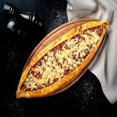 Kuşbaşılı Kaşarlı Pide