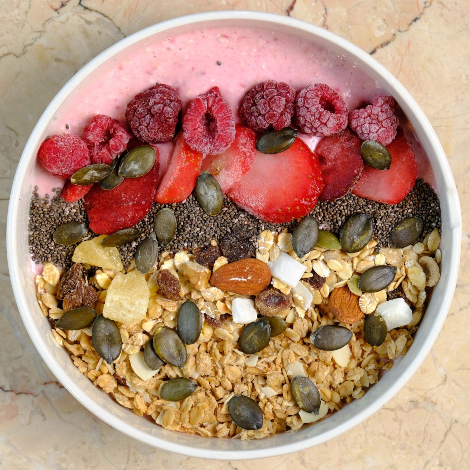 Çilekli smothie bowl
