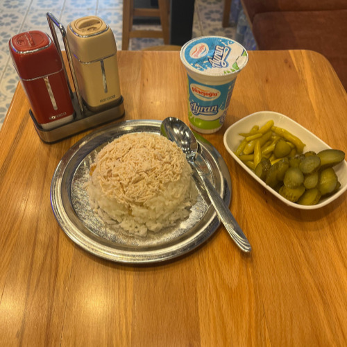 Bir Buçuk Porsiyon Tavuklu Nohutlu Pilav + Ayran (180ml)