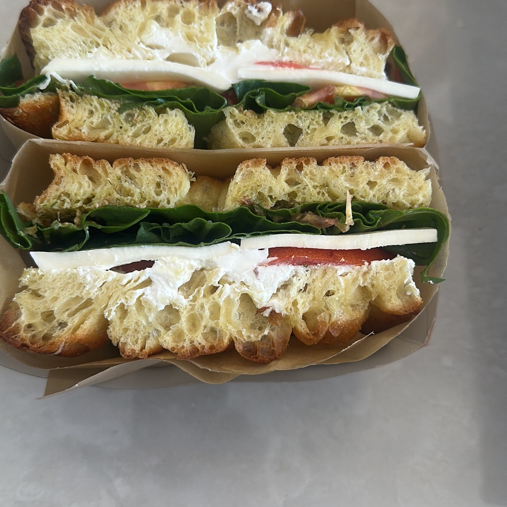 Mozzarella Peynirli Pesto Soslu