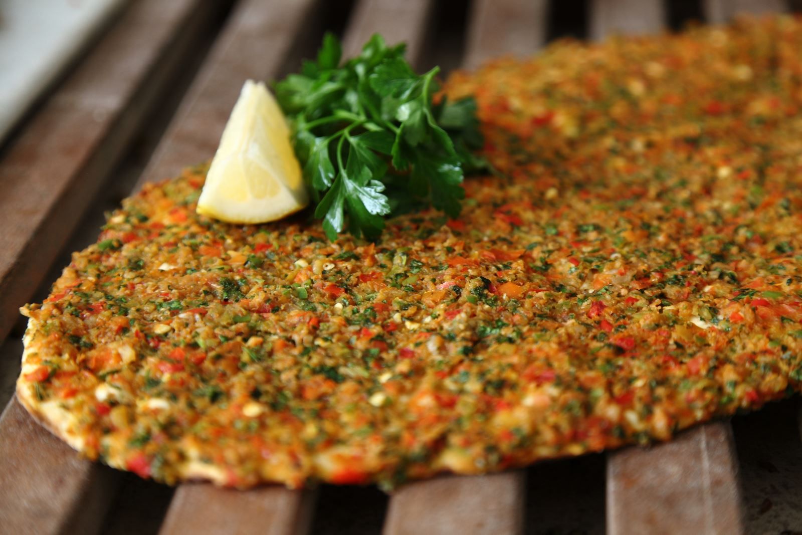 Antep Sarımsaklı Lahmacun