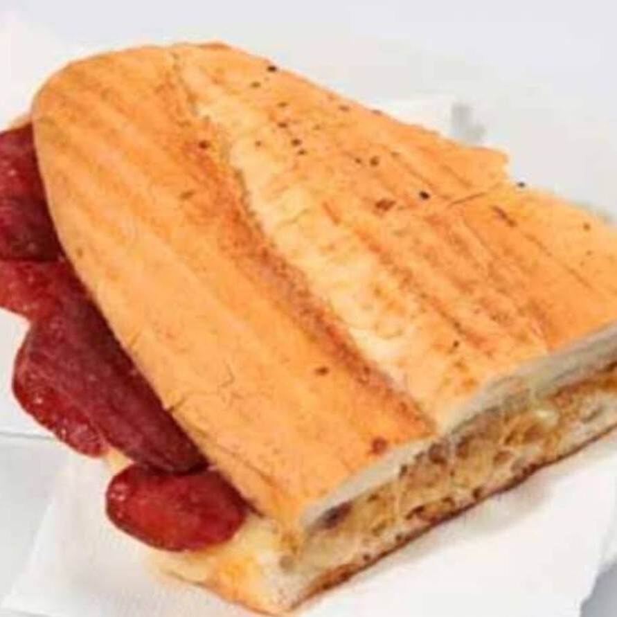 Yarım Ekmek Yumurtalı Beyaz Peynirli Sucuklu Salçalı