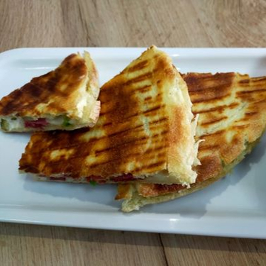 Bazlama Dana Sucuklu Yengen Tost