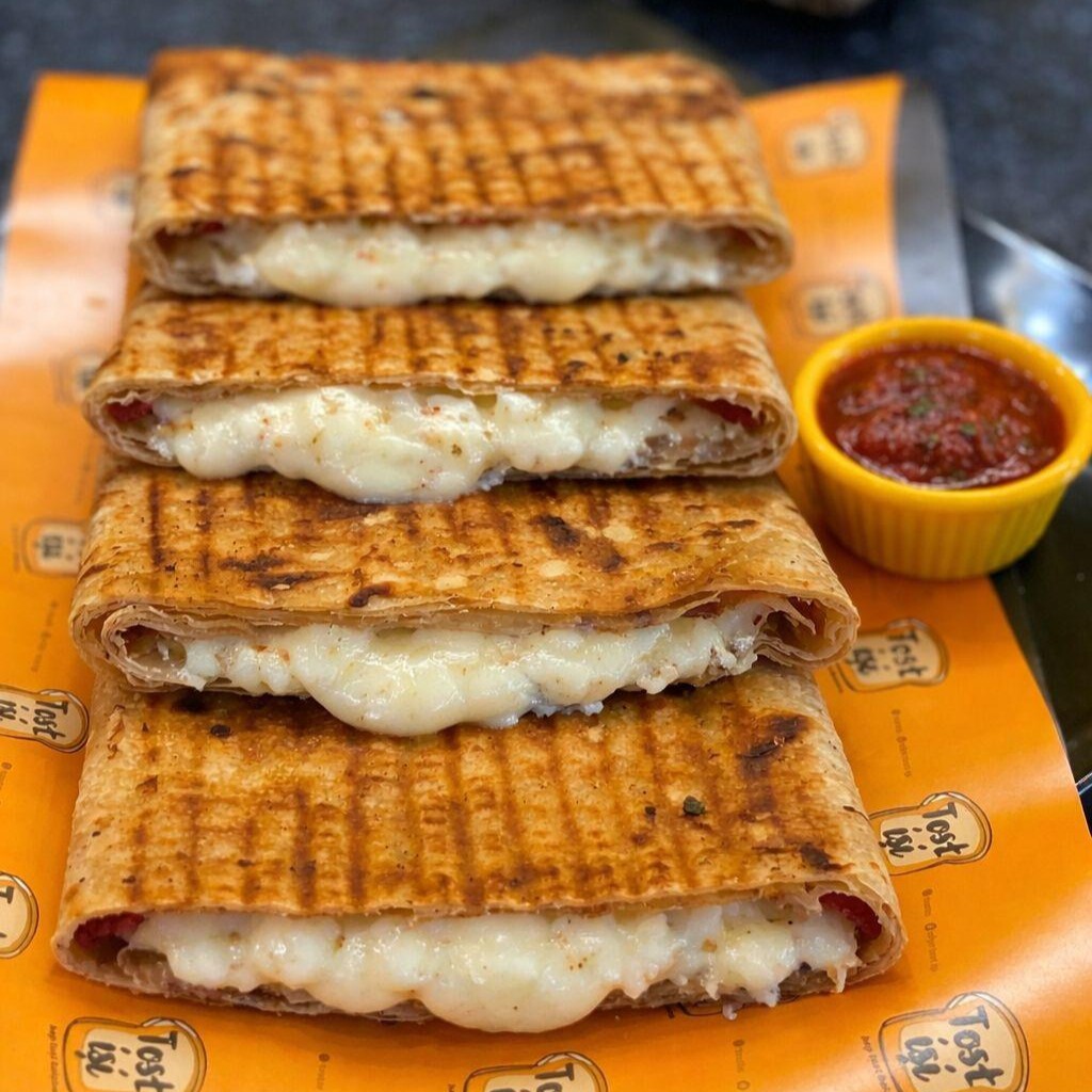 Katmer İşi Bol Peynirli Tost