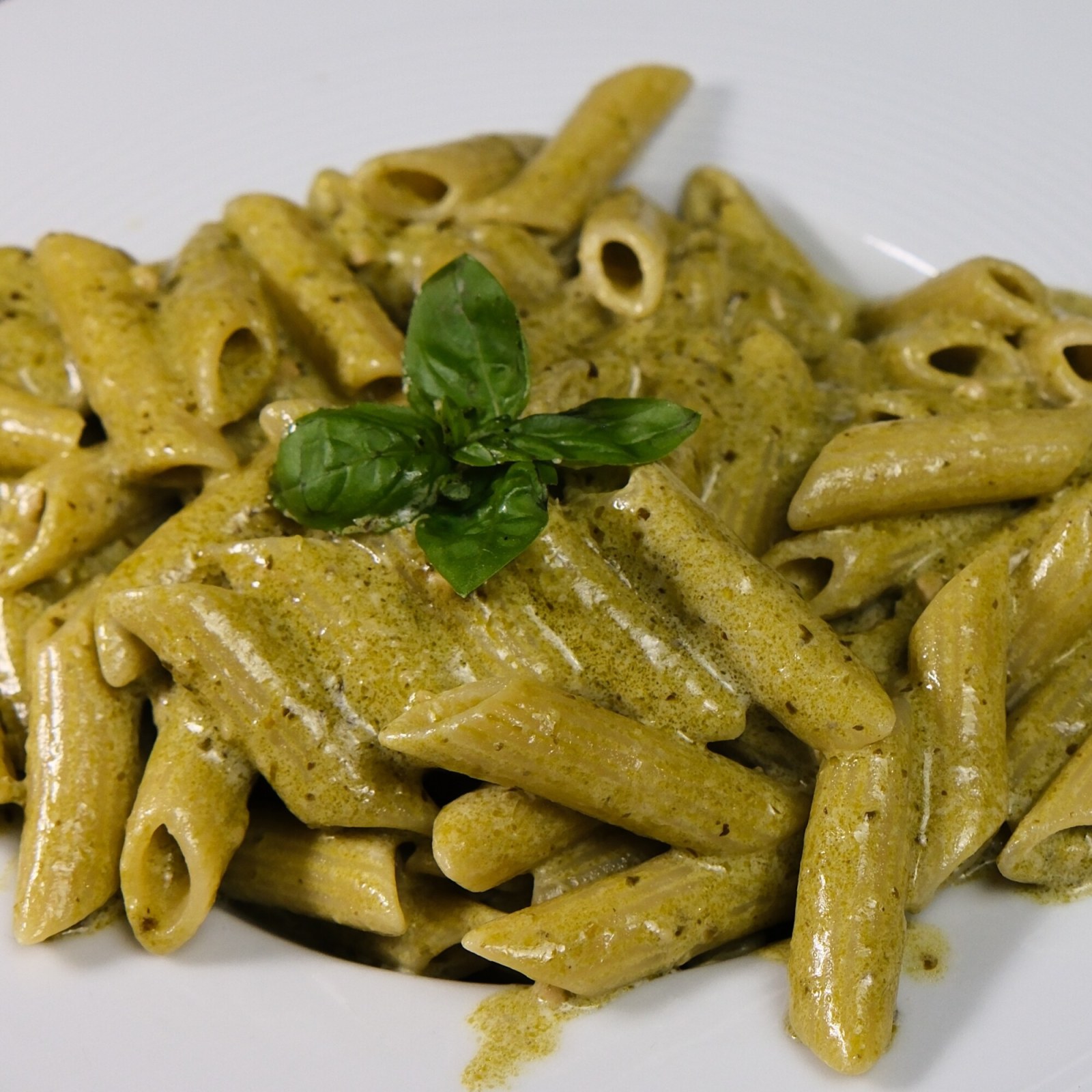 Penne Pesto Kuru Domates + Salad
