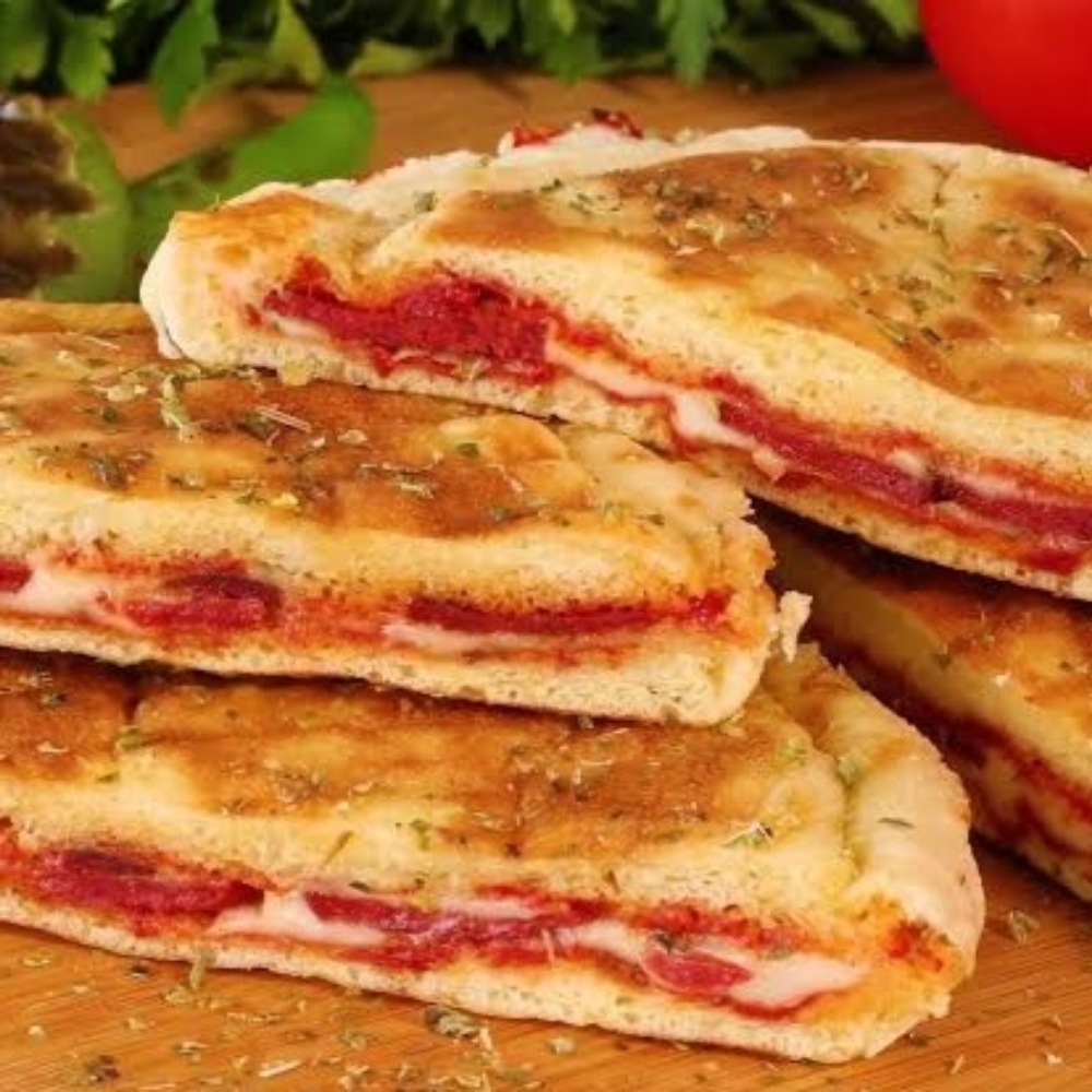 Salçalı Kaşarlı Bazlama Tost (Seçeceğin İçecek İle Birlikte)