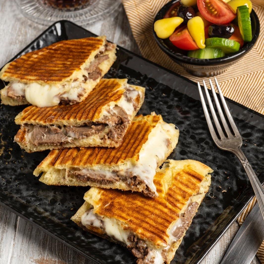 Kavurmalı Kaşarlı Bazlama Tostu