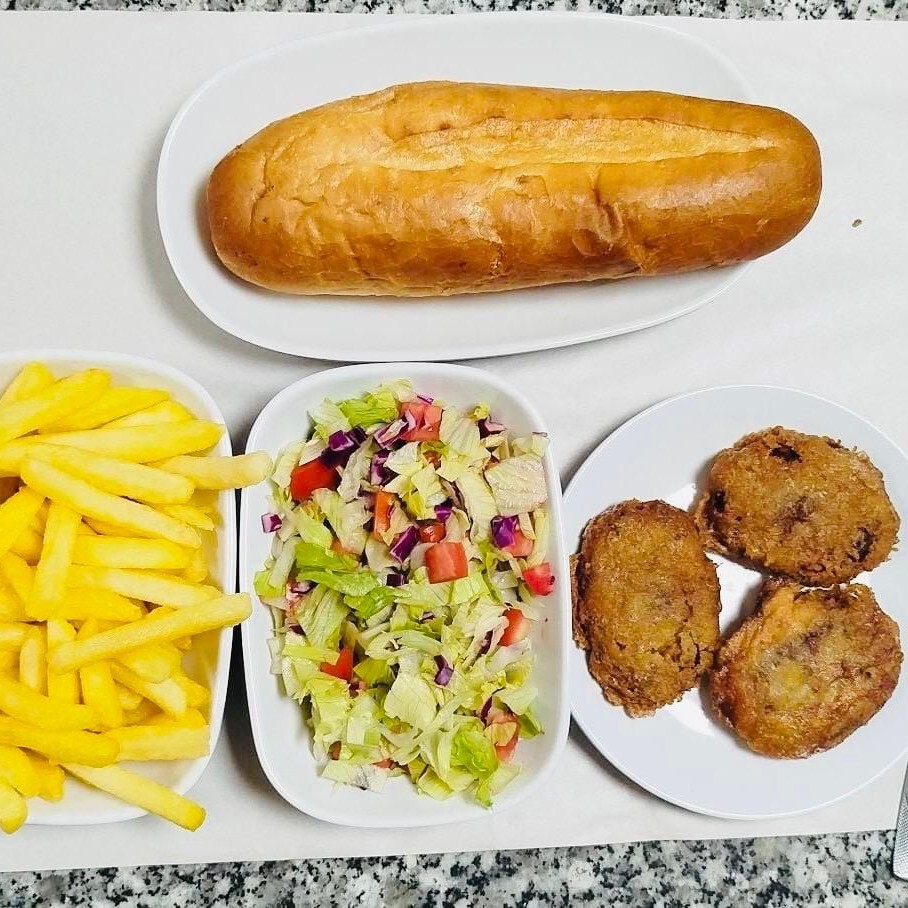 Kadınbudu Köfte + Pilav + Salata+Turşu+Ekmek
