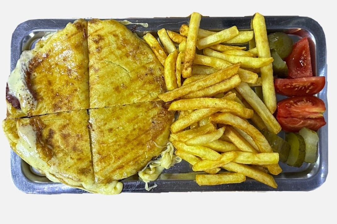 Pastırmalı Kaşarlı Mini Bazlama Tost