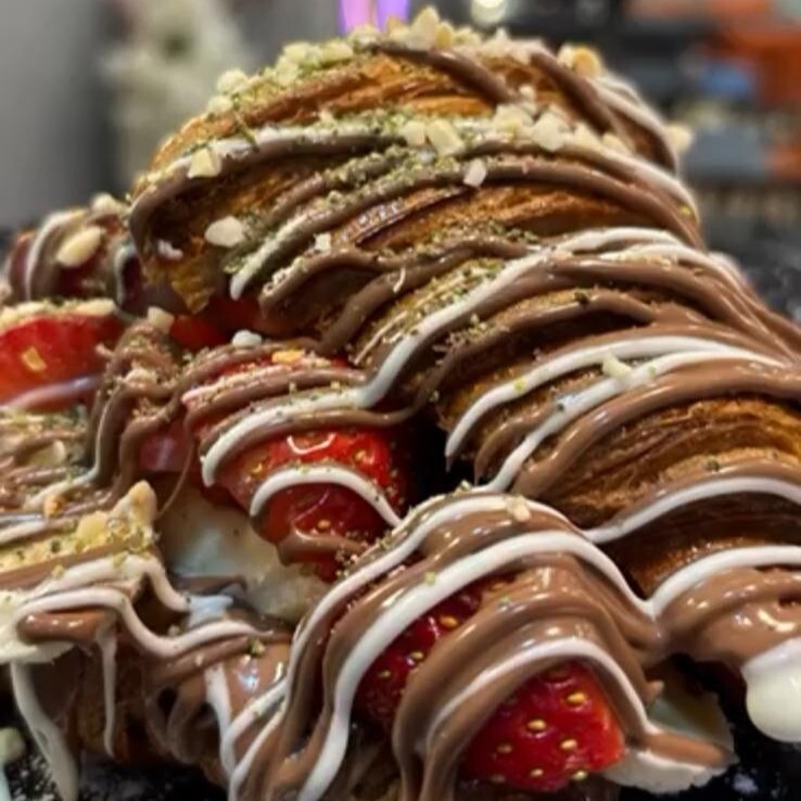 Kruvasan-Çilekli Waffle