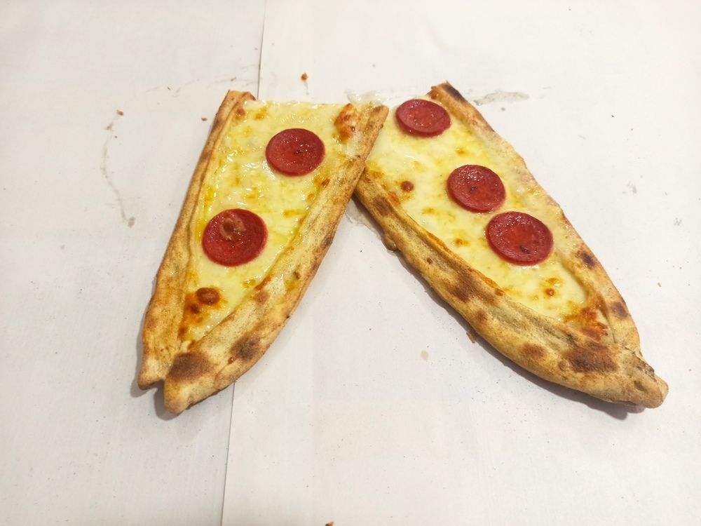 Kaşarlı Sucuklu Pide